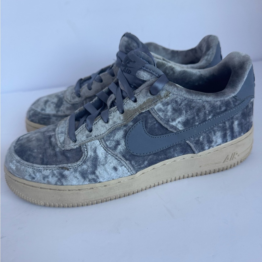 Nike Air Force 1 in Gray and Cream